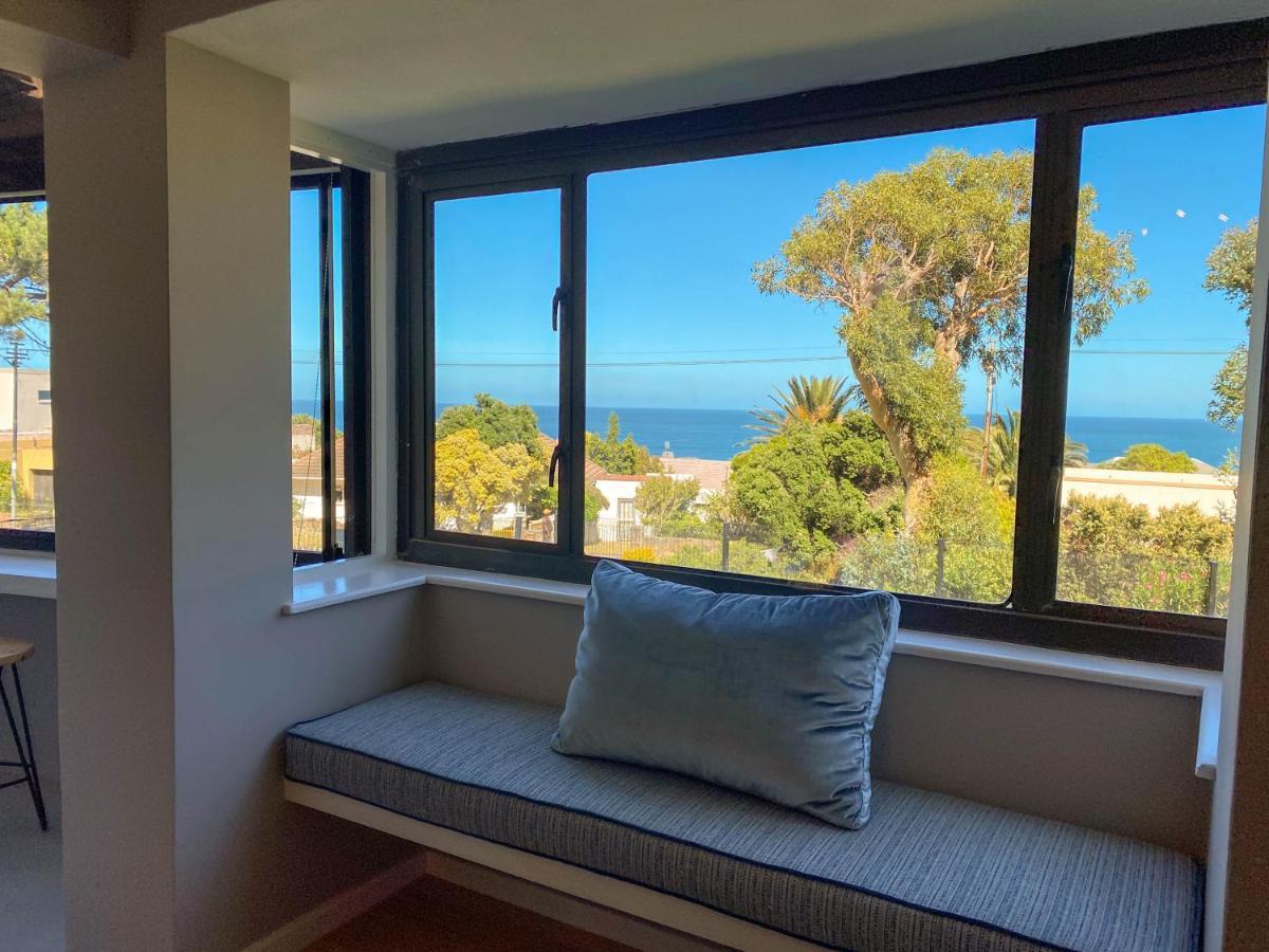 Sundrenched 2 Bed 2 Bath + Sea Views Apartment Kapstadt