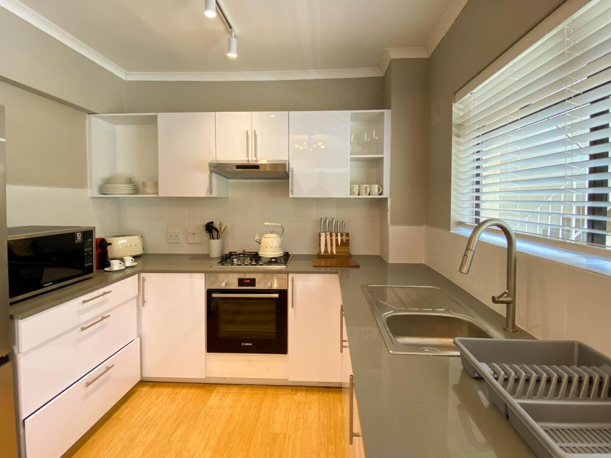 Sundrenched 2 Bed 2 Bath + Sea Views Apartment *
