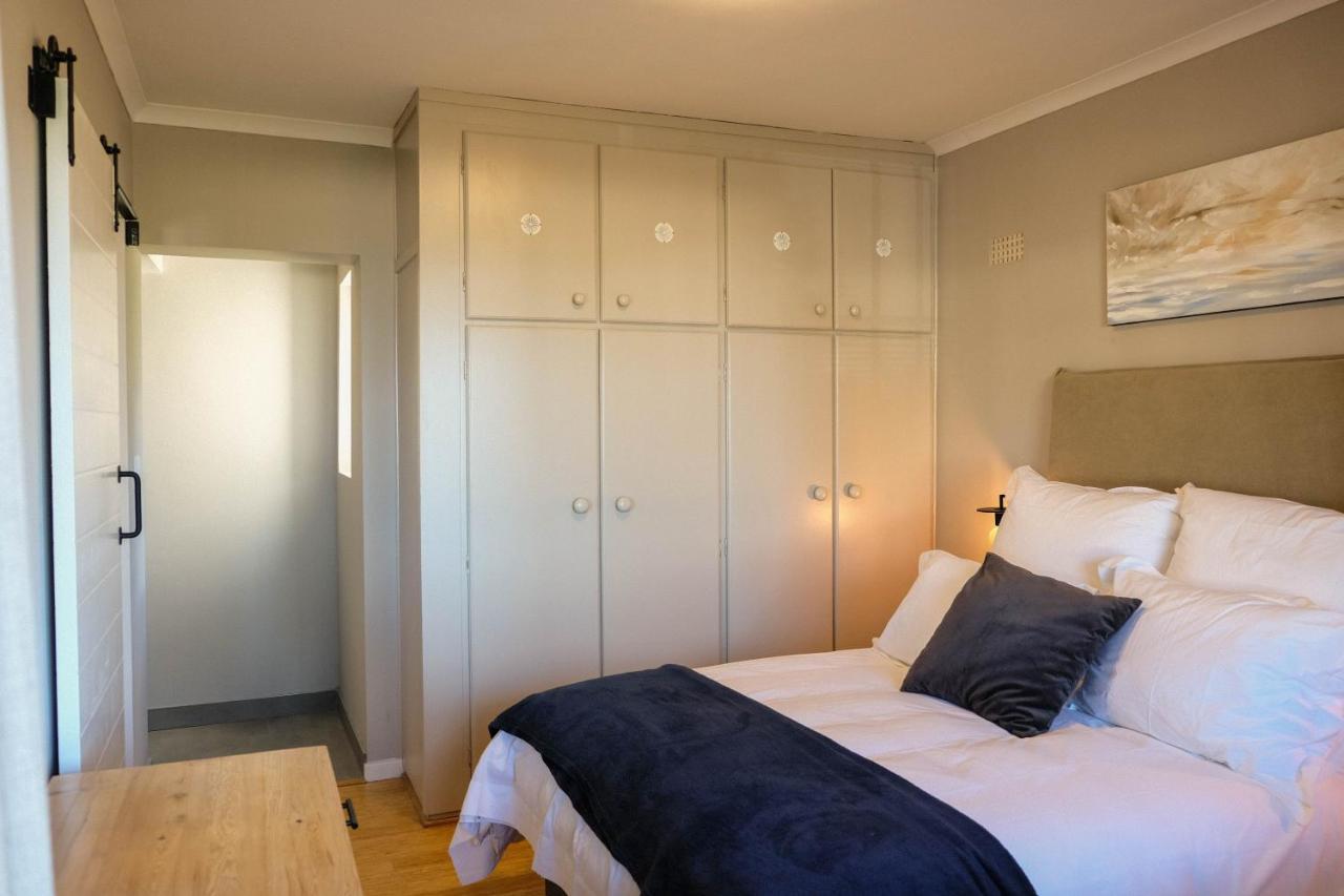 Sundrenched 2 Bed 2 Bath + Sea Views Apartment Kapstadt