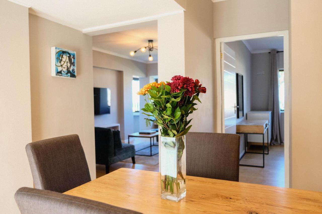 Sundrenched 2 Bed 2 Bath + Sea Views Apartment Kapstadt